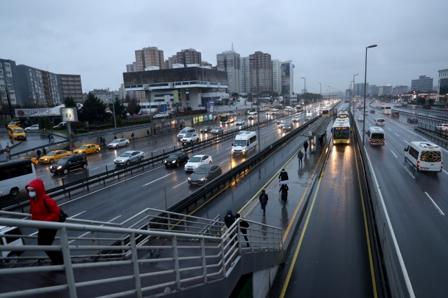 İstanbul'da yağmur trafikte zor anlar yaşattı