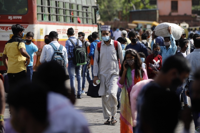 Koronavirüs Hindistan'ı derinden vurdu