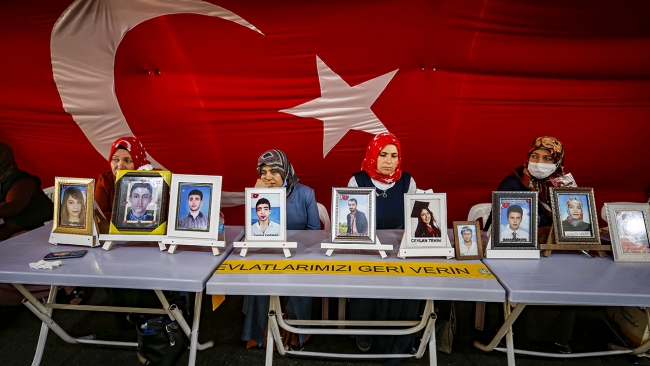 Diyarbakır annelerinin dağa kaçırılan çocuklarına kavuşmak için HDP İl Başkanlığı binası önünde yürüttüğü oturma eylemi kararlılıkla devam ediyor.