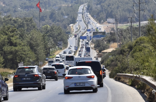 Bayram Tatili'ni turistik kentlerde geçirmek isteyenler bölgeye gitmeye başladı. Foto: AA