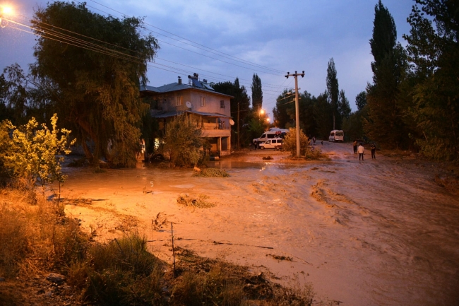 Kahramanmaraş'ta kuvvetli sağanak yaşamı olumsuz etkiledi