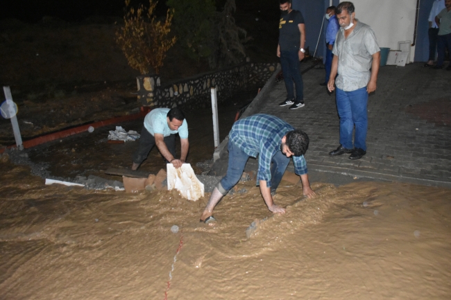 Malatya'yı sağanak vurdu: Caddeler göle döndü