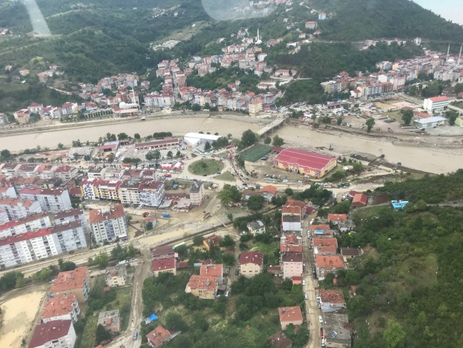 Mehmetçik sel bölgesinde yaraları sarıyor