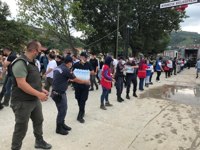 Selden etkilenenlere su taşındı