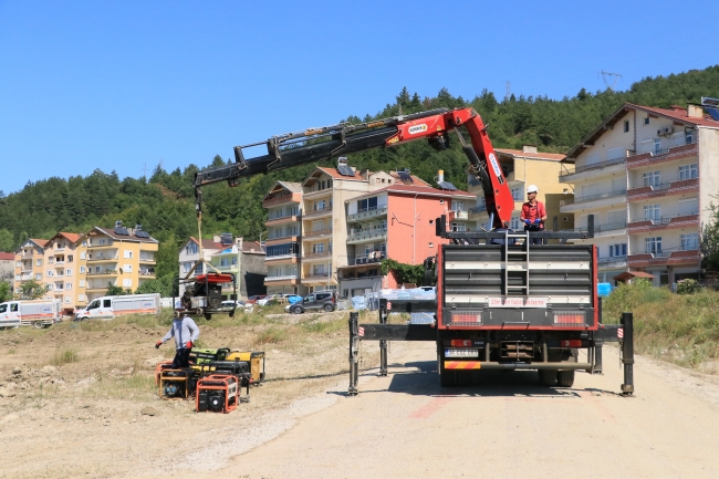 Sel bölgesinde arazi aracı helikopterle taşındı