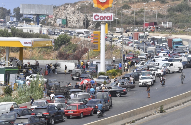 Lübnan'da ekonomik krize bağlı olarak patlak veren yakıt krizi nedeniyle halk saatler boyunca benzin istasyonlarında sıra beklemek zorunda kalıyor. Birçok istasyon da hizmet veremez hale geldi. Fotoğraf: AA