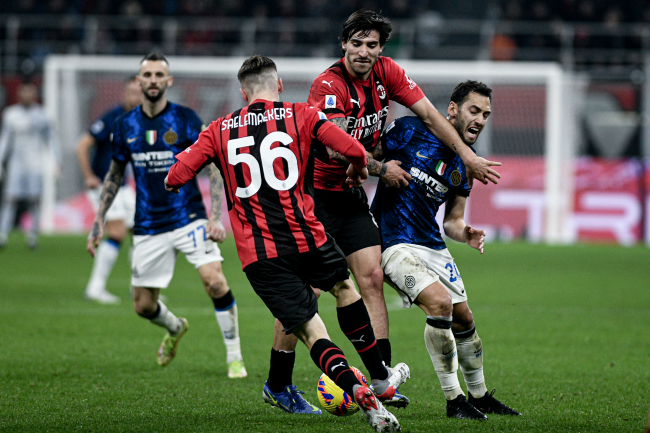 Hakan Çalhanoğlu'nun derbi performansına İtalya'da övgü