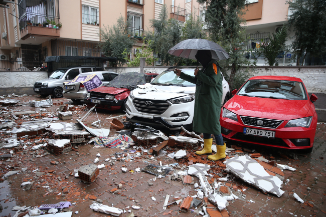 Antalya'da sağanak ve fırtına: Çatıdan kopan parçalar otomobillerin üzerine düştü