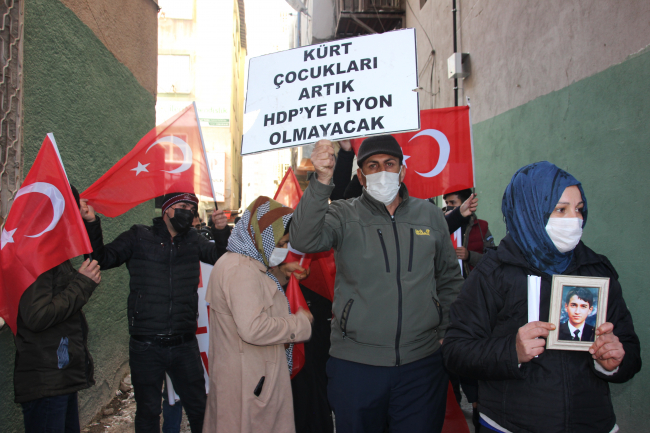 Terör mağduru ailelerden HDP binası önünde eylem