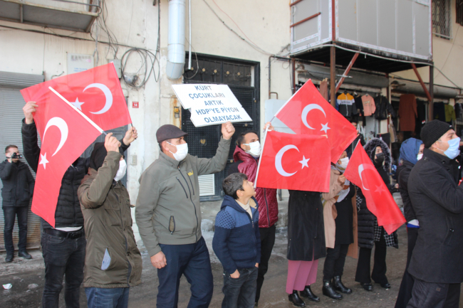 Terör mağduru ailelerden HDP binası önünde eylem