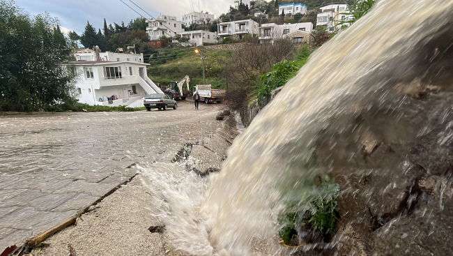 Marmaris'te sağanak derenin istinat duvarını yıktı