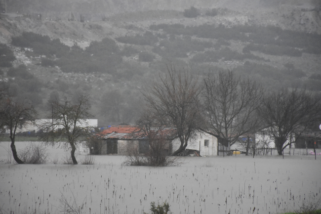 Marmaris'te sağanak derenin istinat duvarını yıktı