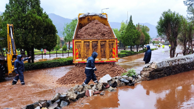 Marmaris'te sağanak derenin istinat duvarını yıktı