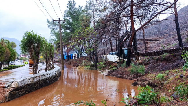 Marmaris'te sağanak derenin istinat duvarını yıktı