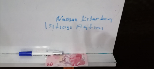 Namaz kılarken açtığı ısıtıcı için camiye para bıraktı