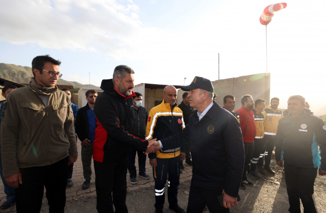 Bakan Akar'dan sınırın sıfır noktasındaki sahra hastanesine ziyaret