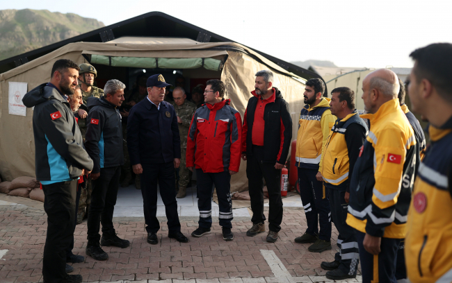 Bakan Akar'dan sınırın sıfır noktasındaki sahra hastanesine ziyaret