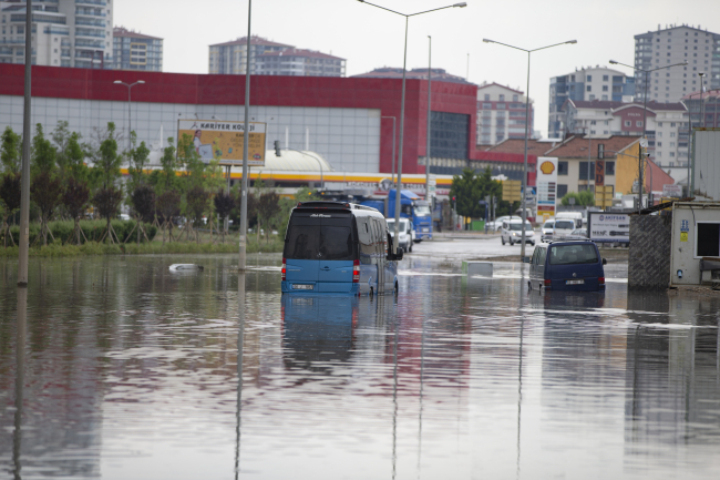 Ankara sele teslim oldu: Arabasındaki suyu karton bardakla boşalttı