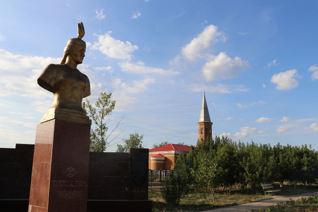 Kazakistan’da inşasında at sütü kullanılan asırlık cami orijinal rengini koruyor