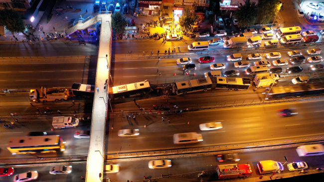 İstanbul'da metrobüs kazası: 50 yaralı