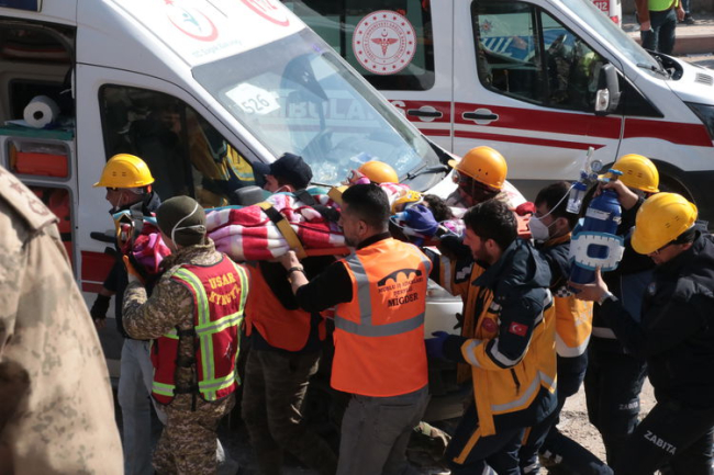 Depremin 296. saatinde üç kişi kurtarıldı, çıkarılanlardan biri hayatını kaybetti