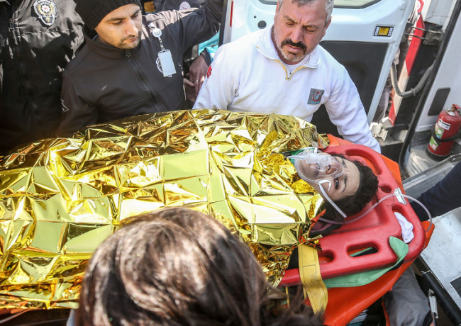 Depremin 296. saatinde üç kişi kurtarıldı, çıkarılanlardan biri hayatını kaybetti