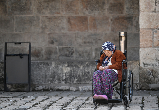 Yaşlı depremzedeler yeni hayatlarına nasıl uyum sağlayacak?