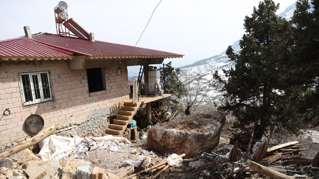 Depremin vurduğu köyde her artçıda endişe devam ediyor