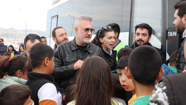 Ünlülerden deprem bölgesine ziyaret