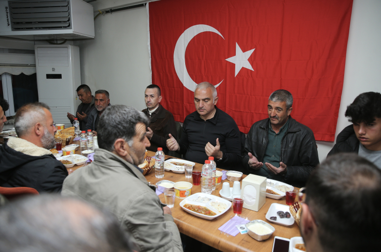 Bakan Ersoy depremzedelerle iftar programında buluştu