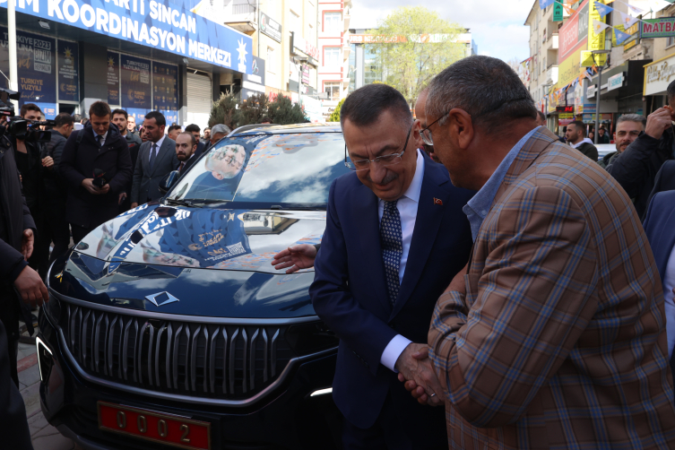 Cumhurbaşkanı Yardımcısı Oktay Sincan'a Togg'u kullanarak gitti