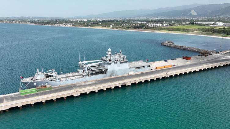 TCG Bayraktar depremzedelere "şifa" oldu