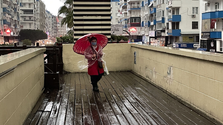 Antalya'da sağanak ve fırtına etkili oldu