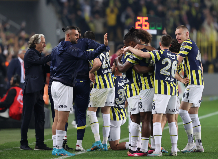 Fenerbahçe şampiyonluk yarışından kopmadı