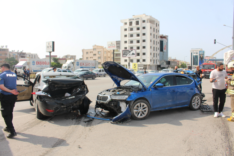 Hatay'da kontrolden çıkan kamyon 3 araca çarptı: 13 yaralı