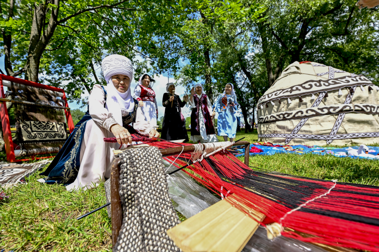 Rusya'daki Sabantuy Bayramı kutlamalarına Tatar ve Başkurt Türkleri  geleneksel kıyafetleri ile katılıyor.
