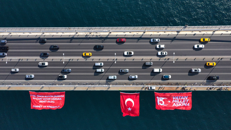 15 Temmuz Şehitler Köprüsü'ne Türk bayrağı asıldı