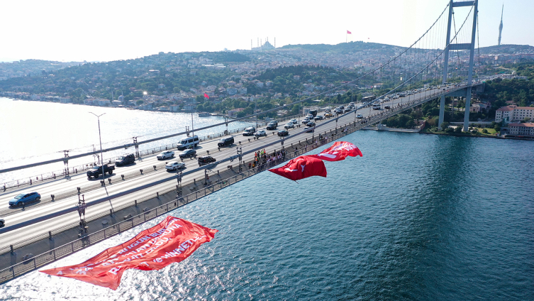 15 Temmuz Şehitler Köprüsü'ne Türk bayrağı asıldı