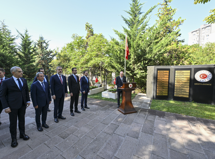 Bakan Fidan Anıtkabir ve Dışişleri Şehitliği'ni ziyaret etti