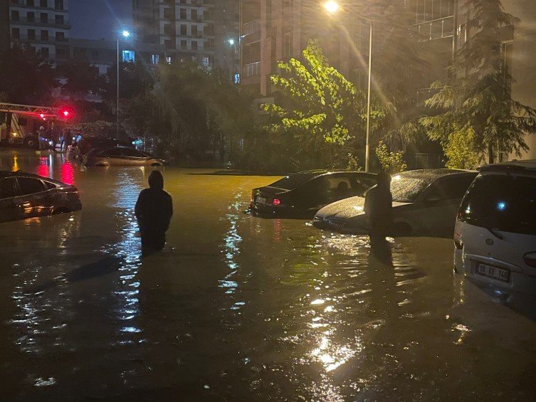 Istanbul'da sel ve su baskınları meydana geldi. Fotoğraf: AA