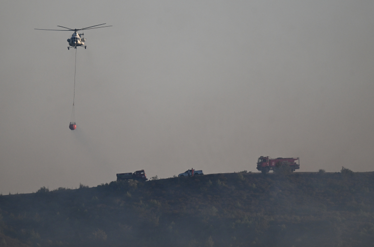 İzmir'de yangına müdahale etmek isteyen helikopter düştü