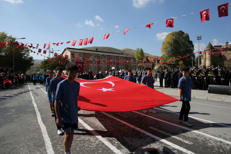 Van, Hakkari, Bitlis ve Muş'ta Cumhuriyet'in 100. yılı kutlandı