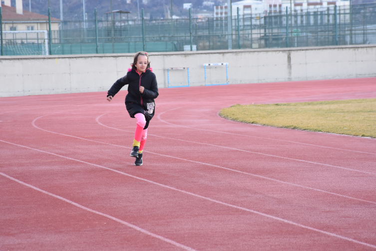 Otizmli Defne atletizmde başarı öyküsü yazmak için koşuyor