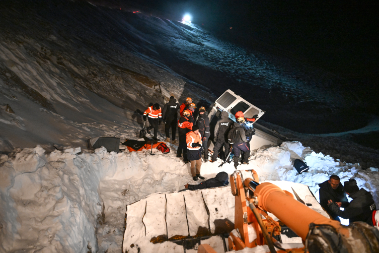 Van'da minibüsün üzerine çığ düştü: 1 ölü