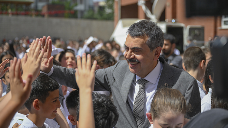 Bakan Tekin, öğrencilere karne dağıttı