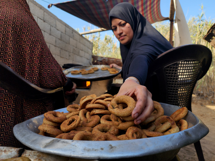Gazze’de kadınlar enkaz üzerinde pişirdikleri geleneksel kurabiyelerle bayram sevincini yaşatmaya çalışıyor