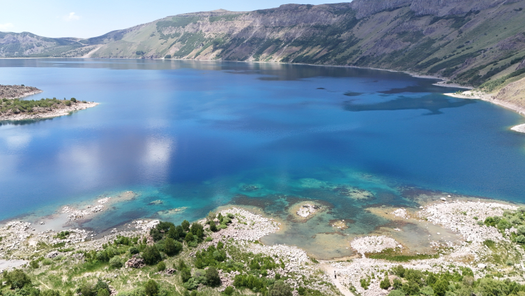 Nemrut Kalderası üzerinde bir göl bulunuyor.