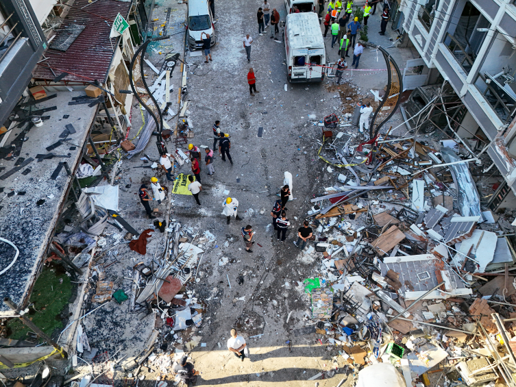 İzmir'de patlamanın olduğu sokakta zarar tespit çalışmaları başladı