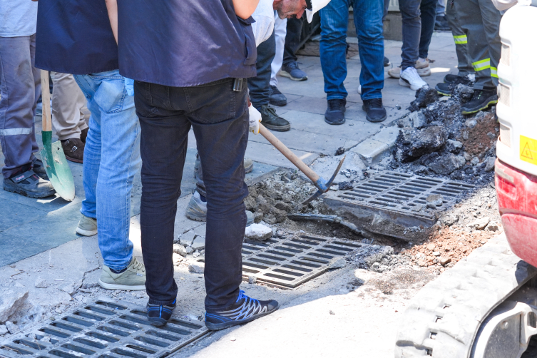 2 kişinin elektrik akımına kapılıp hayatını kaybettiği sokaktaki esnaf kaçağın yıllardır sürdüğünü söyledi