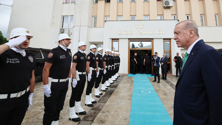 Cumhurbaşkanı Erdoğan"dan Rize Valiliği'ne ziyaret